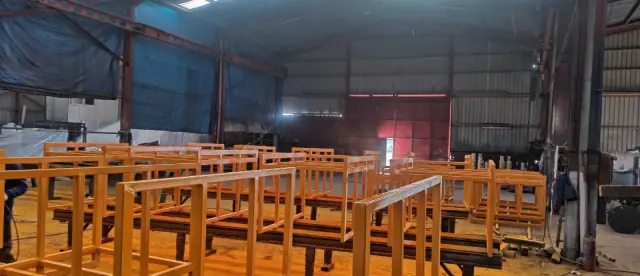 Astar boyası uygulanmış çelik çerçeveler
