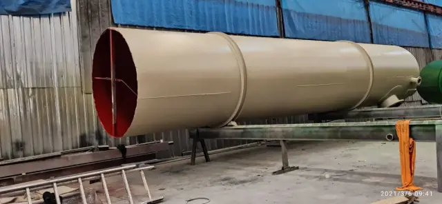 Bej boyalı büyük çaplı çelik boru hattı parçası