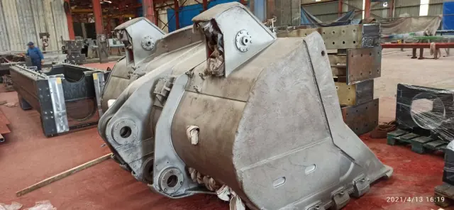 Gri boyalı makine ve ekipman parçaları