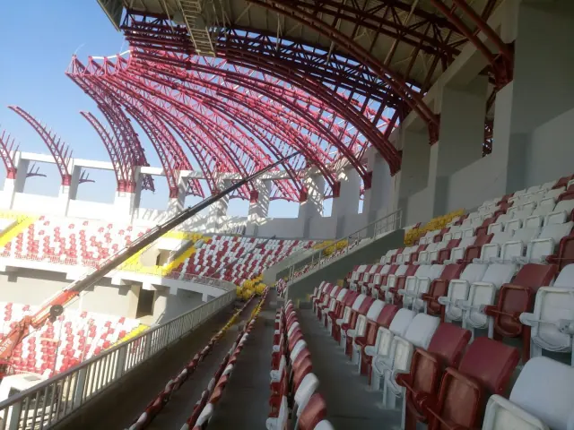 Tribün çelik konstrüksiyonu ve boyalı oturma alanı